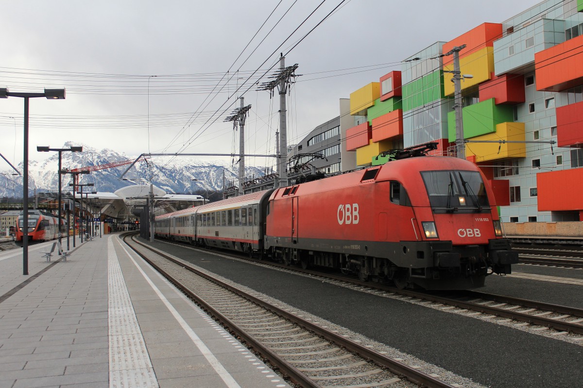 1116 053-0 am 3. Januar 2013 bei der Ausfahrt aus dem Salzburger Hauptbahnhof.