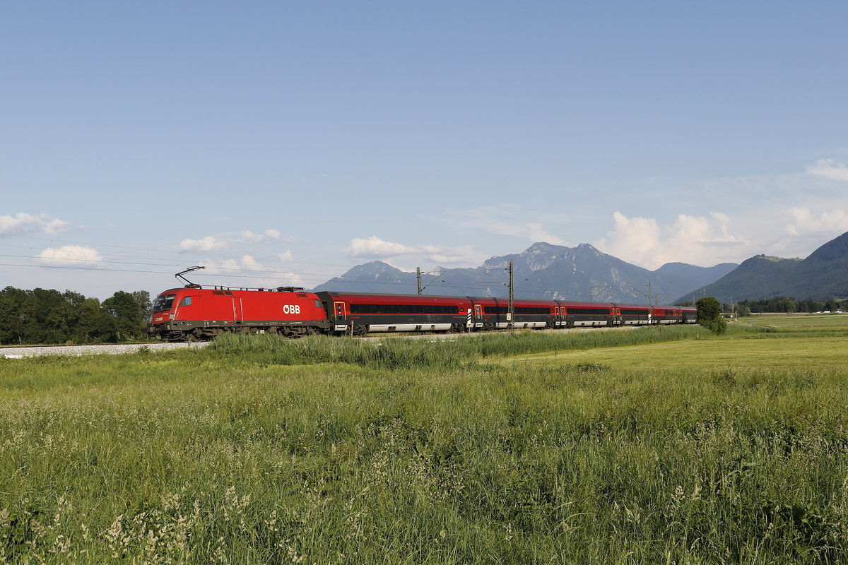 1116 053 schiebt am 18. Juni 2019 eine  Railjet-Garnitur  bei Bernau am Chiemsee in Richtung Salzburg.