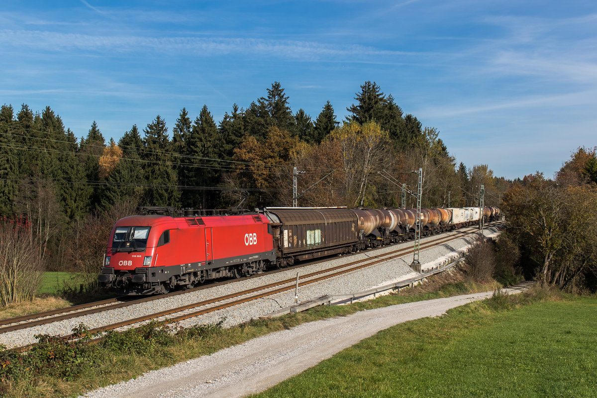 1116 055-5 war mit einem gemischten Gterzug am 1. November 2016 bei Grabensttt in Richtung Mnchen unterwegs.