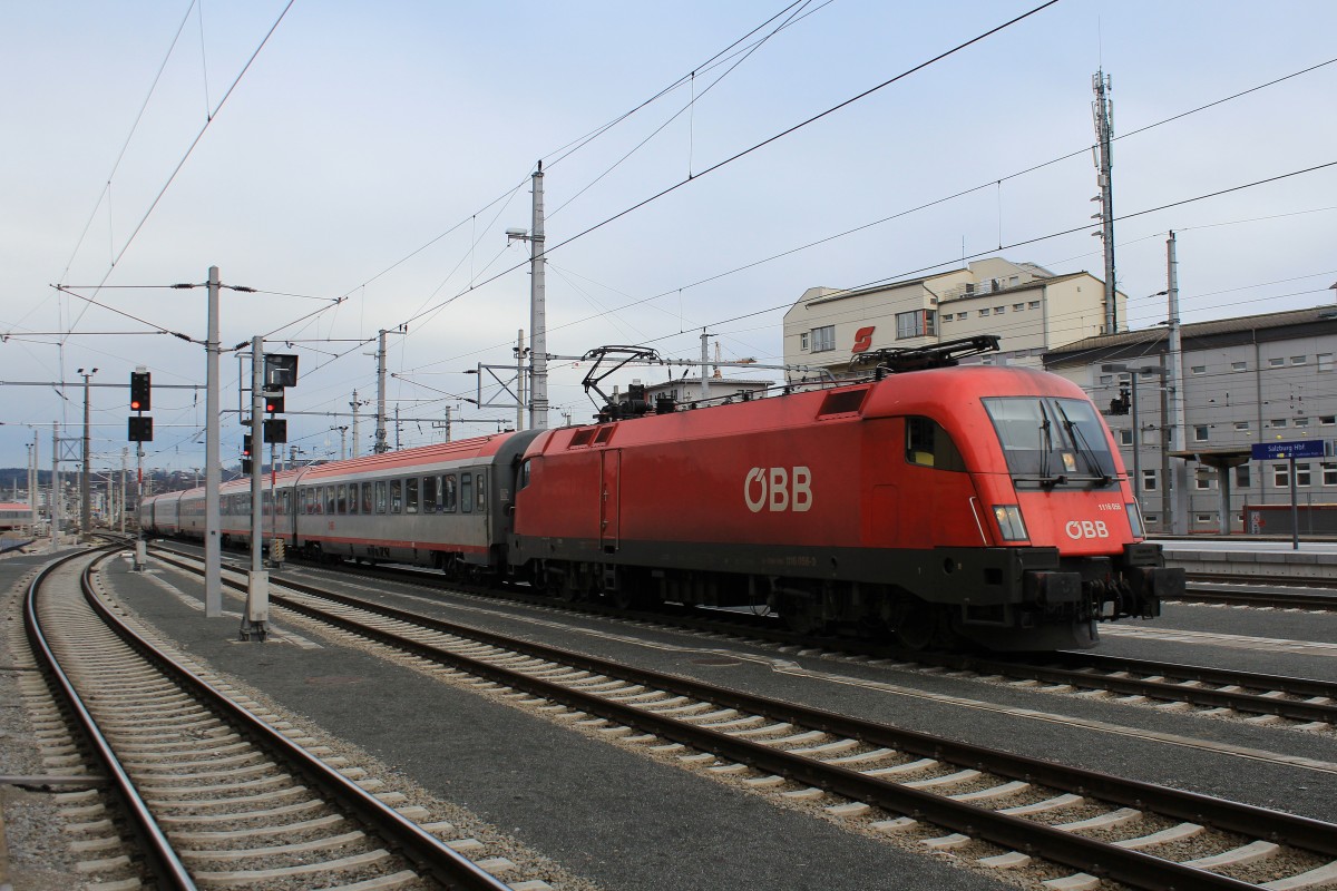 1116 056-3 bei der Einfahrt in den Salzburger Hauptbahnhof am 3. Januar 2013.