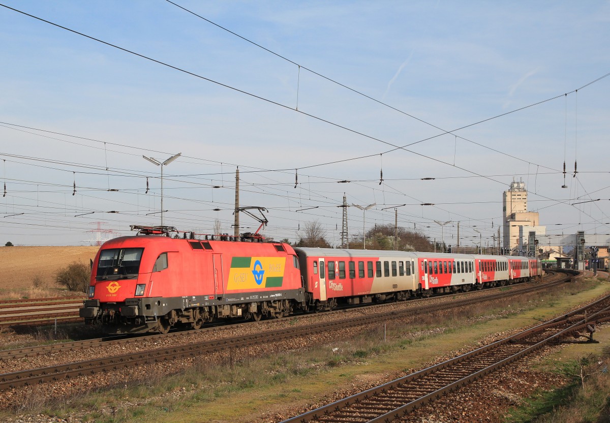 1116 060 am 21. März 2014 bei der Ausfahrt aus dem Bahnhof von Gramatneusiedl in Richtung Wien.
