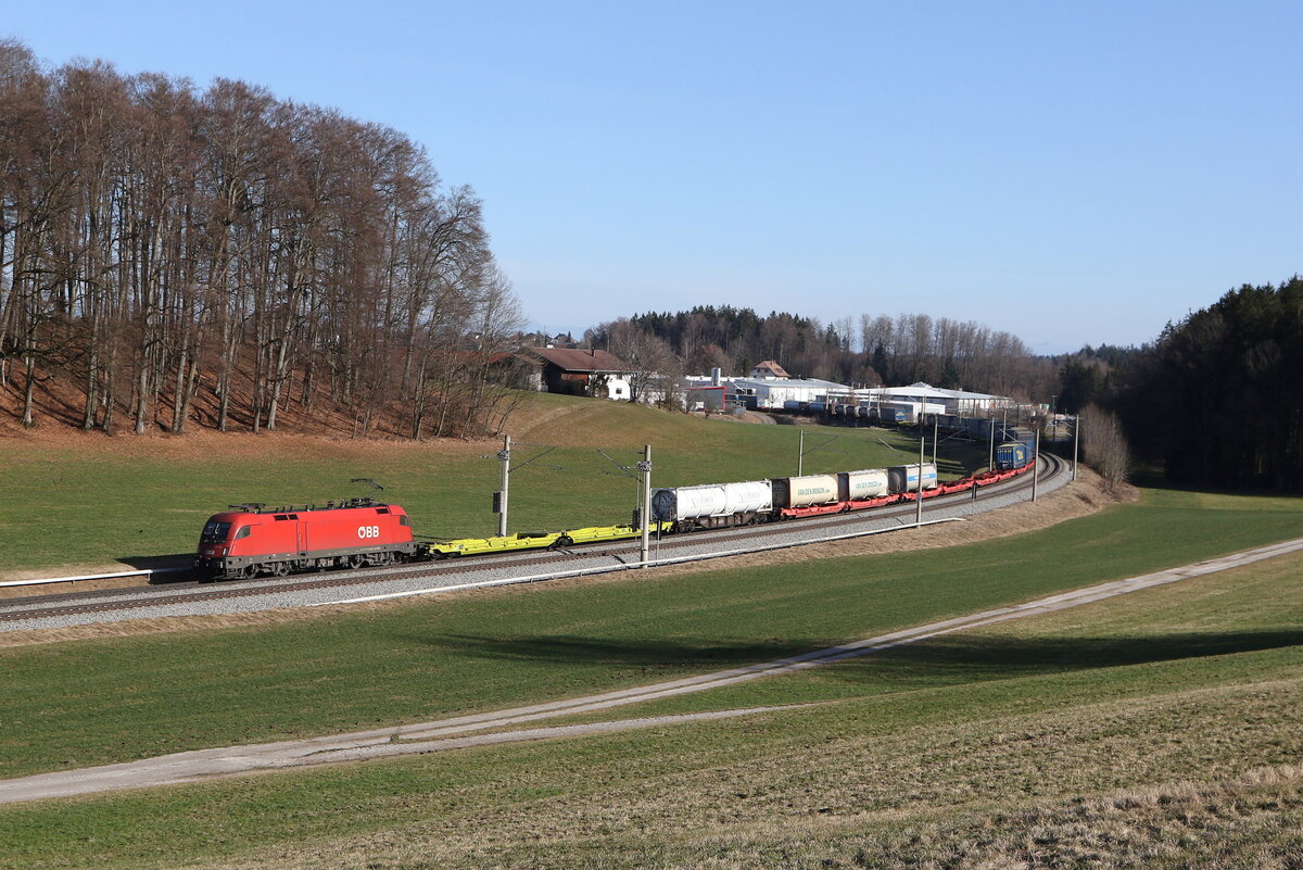 1116 060 war mit einem gemischten Gterzug am 5. Februar 2024 bei Axdorf in Richtung Mnchen unterwegs.