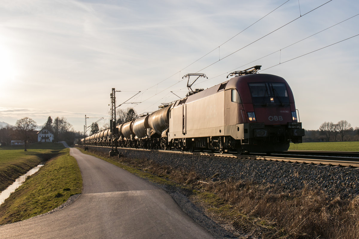 1116 062 war am 24. Februar 2016 bei bersee mit einem  Knick-Kesselwagenzug  in Richtung Salzburg unterwegs.