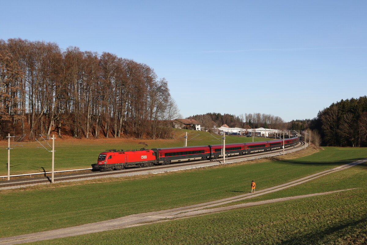 1116 065 aus Salzburg kommend am 17. Dezember 2023 bei Axdorf im Chiemgau.