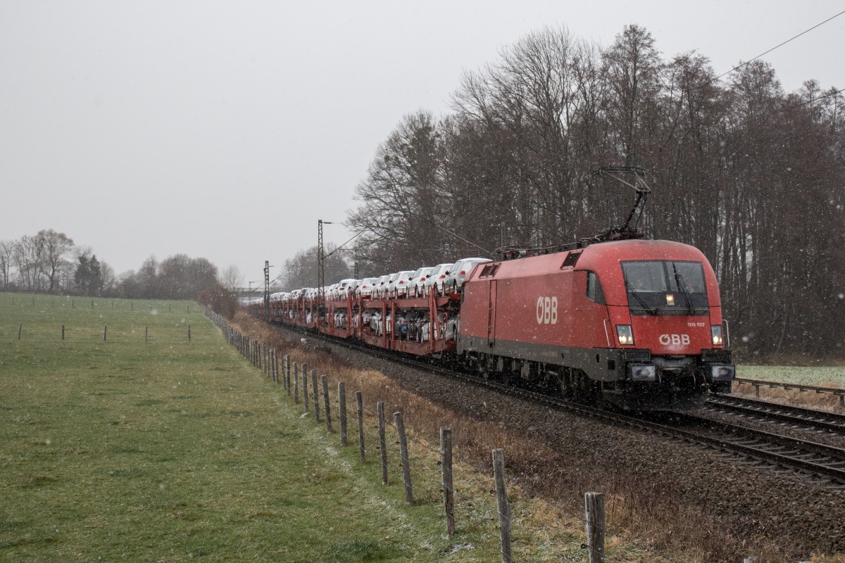 1116 067-0 mit einem Autozug am 28. November 2015 bei Vogl.