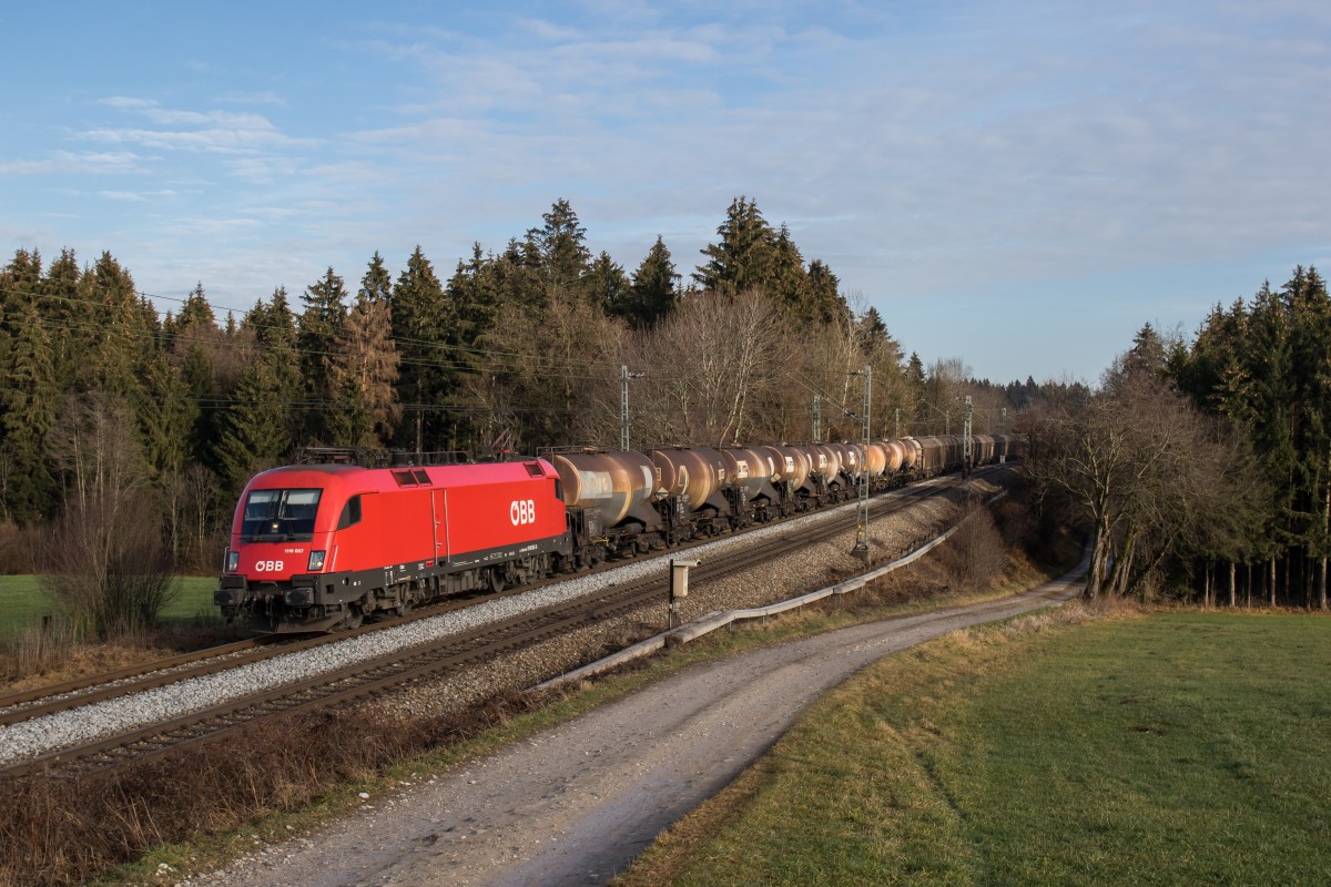 1116 067-0 mit einem gemischten Gterzug am 19. Dezember 2015 bei Sossau.