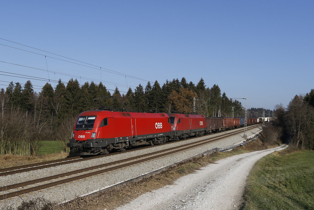 1116 067 und 1016 034 waren am 18. November 2018 bei Grabensttt mit dem 45800 von Villach nach Mnchen-Nord unterwegs.