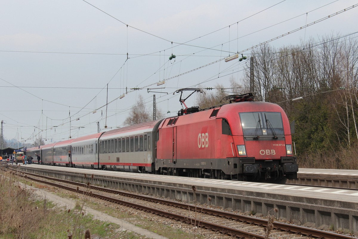 1116 071-2 am 5. April 2012 bei Halt im Bahnhof von Prien am Chiemsee.