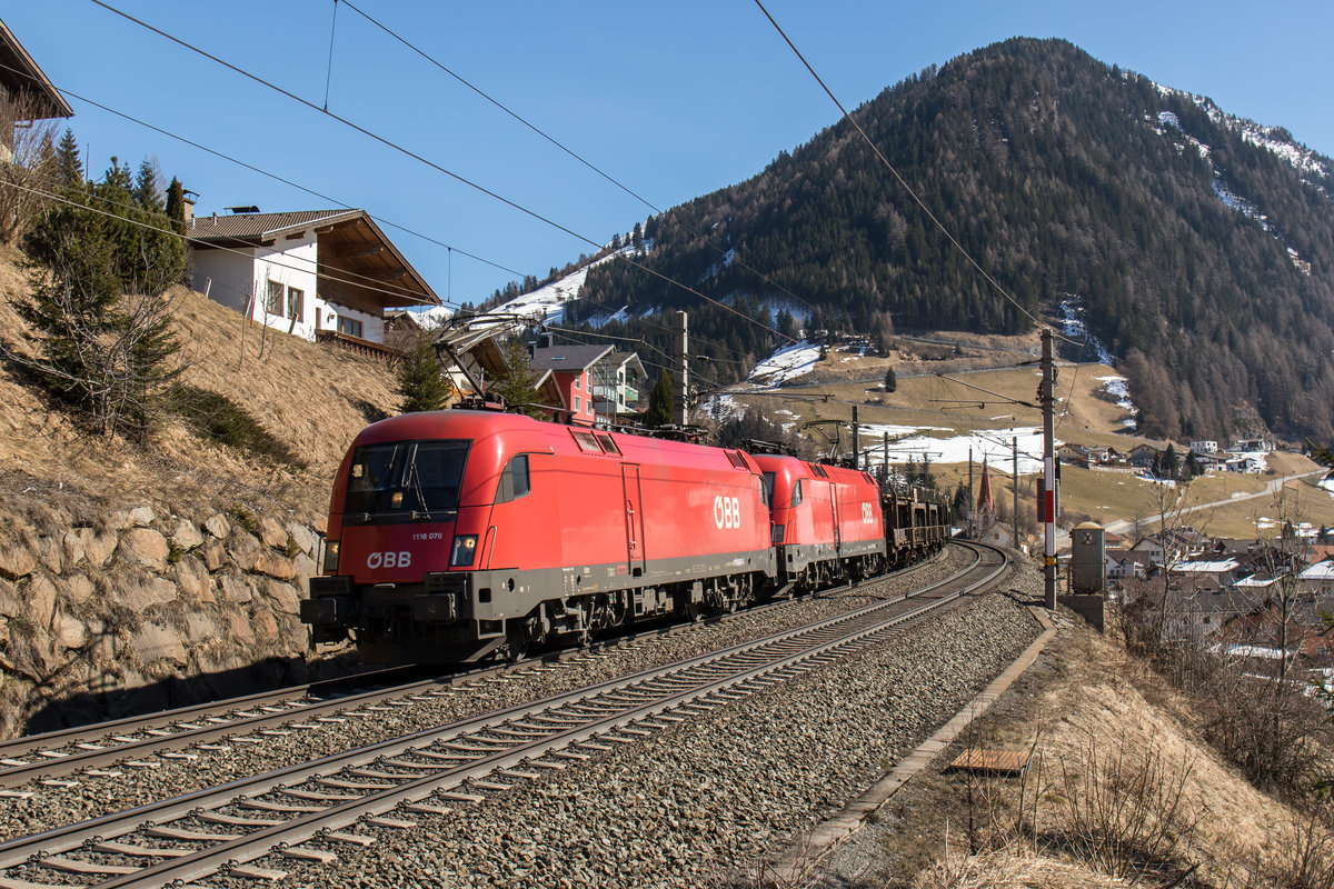 1116 076-1 und 1116 085-2 mit einem leeren Autotransport-Zug bei St. Jodok auf dem Weg nach Innsbruck. Aufgenommen am 19. Mrz 2016.