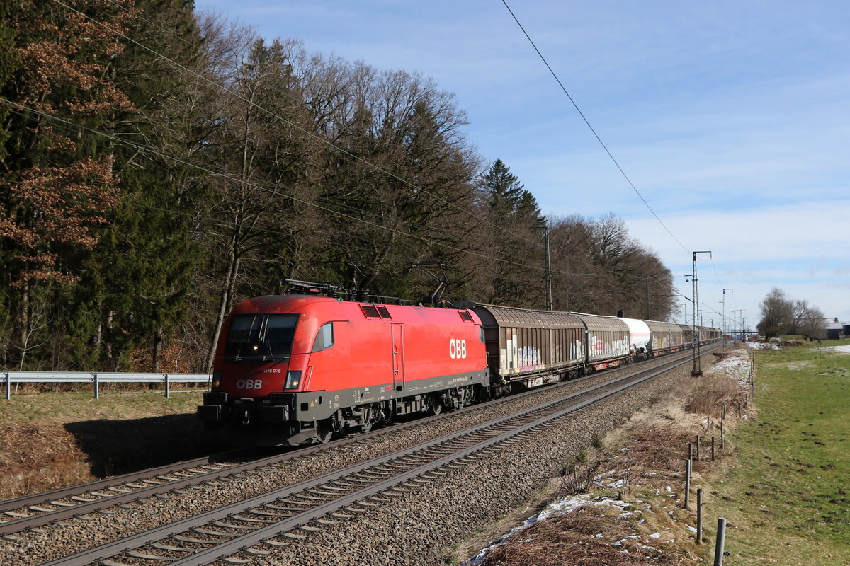 1116 076 mit einem gemischten Gterzug aus Salzburg kommend am 24. Februar 2024 bei Hufschlag/Traunstein.