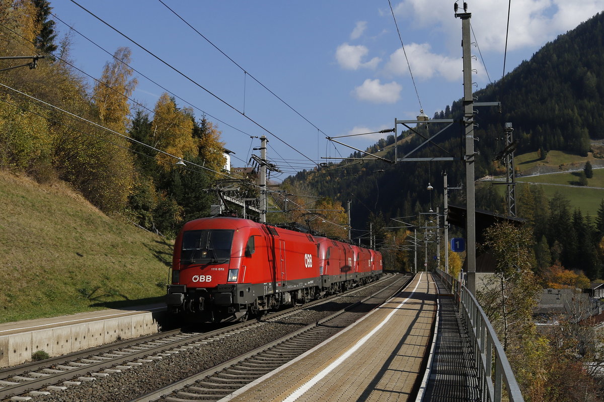 1116 078, 1116 127, 1016 008 und 1116 162 waren am 16. Oktober 2018 bei St. Jodok als Lokzug vom Brenner nach Innsbruck unterwegs.