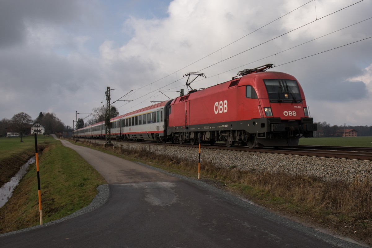 1116 082-9 war am 27. November 2015 bei bersee am Chiemsee auf dem Weg nach Salzburg.