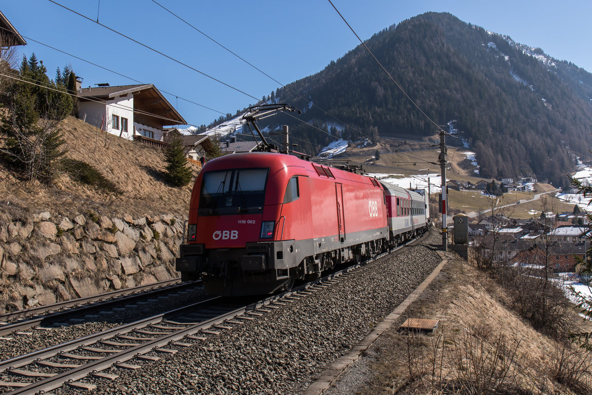 1116 082-9 war ebenfalls am 19. Mrz 2016 als Schublok eingesetzt. Hier durchfhrt sie auf dem Weg zum  Brenner  gerade den Bahnhof von St. Jodok.