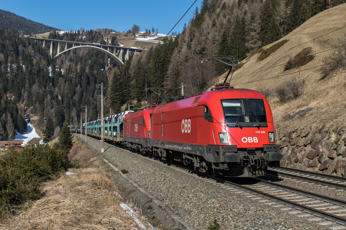 1116 085-2 und 1116 076-1 mit einem Autozug am 19. Mrz 2016 kurz vor St. Jodok am Brenner.