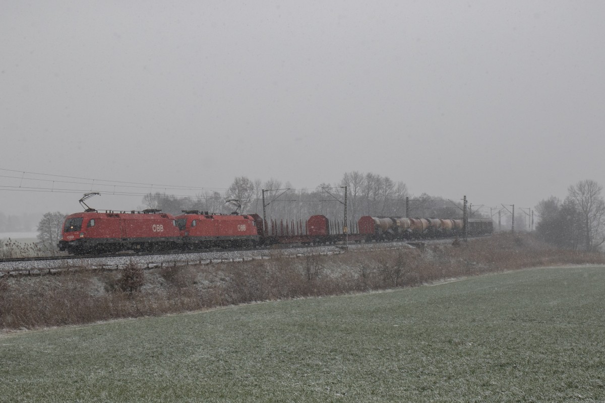 1116 095 und 1116 196 mit einem gemischten Gterzug in dichtem Schneetreiben am 28. November 2015 bei Rann.