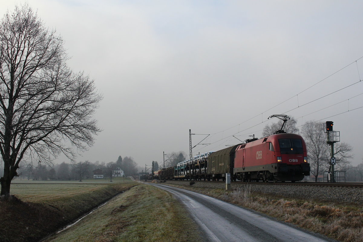 1116 097 war mit einem gemischten Gterzug am 17. Dezember 2016 bei bersee in Richtung Freilassing unterwegs.
