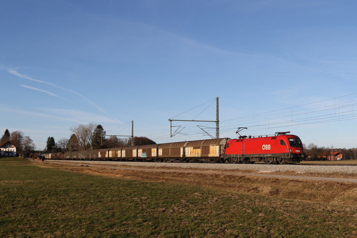 1116 100 war 17. Januar 2020 mit einem gemischten Gterzug bei bersee am Chiemsee in Richtung Salzburg unterwegs.