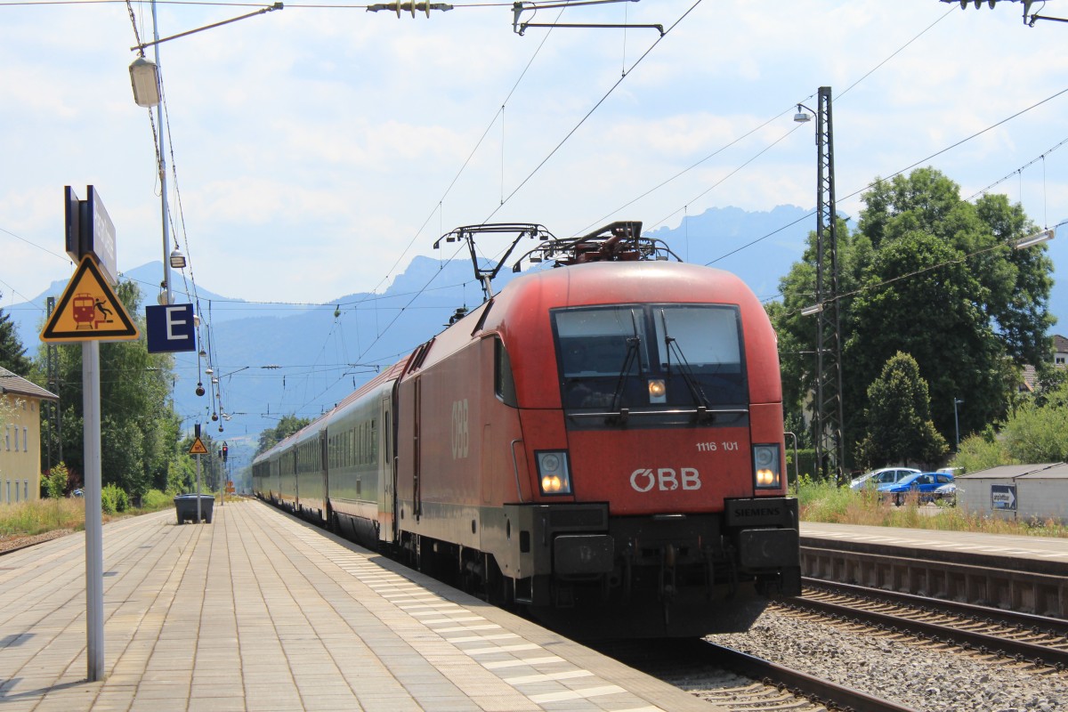 1116 101-7 durchfhrt am 14. Juli 2013 den Bahnhof von Prien am Chiemsee.