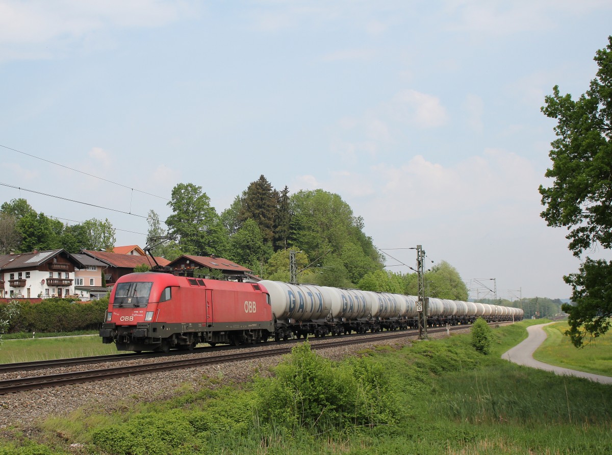 1116 101-7 mit einem  GATX-Kesselwagenzug  am 13. Mai 2015 bei Weisham.