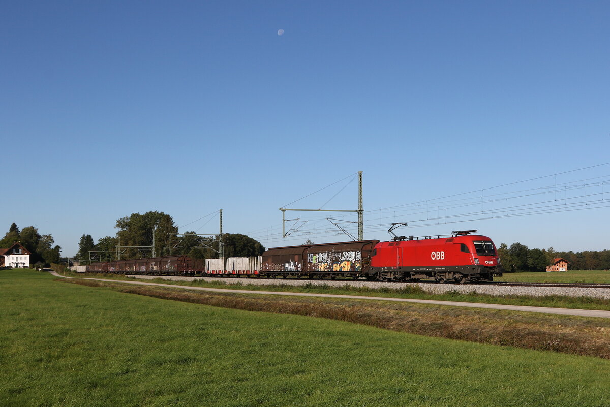 1116 103 war am 25. September 2021 mit einem gemischten Gterzug bei bersee am Chiemsee in Richtung Freilassing unterwegs.