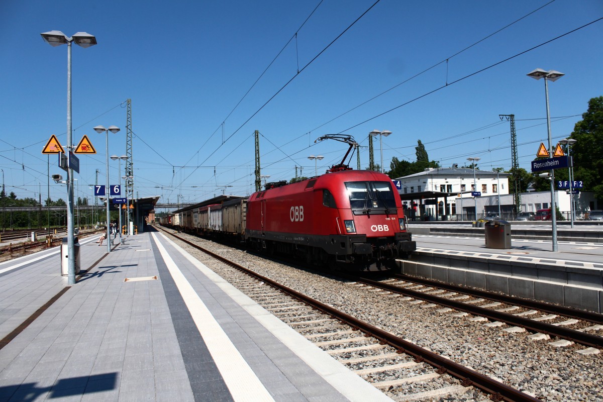 1116 104-1 durchfhrt mit einem Containerzug am 26. Mai 2012 den Bahnhof von Rosenheim in Richtung Brenner.
