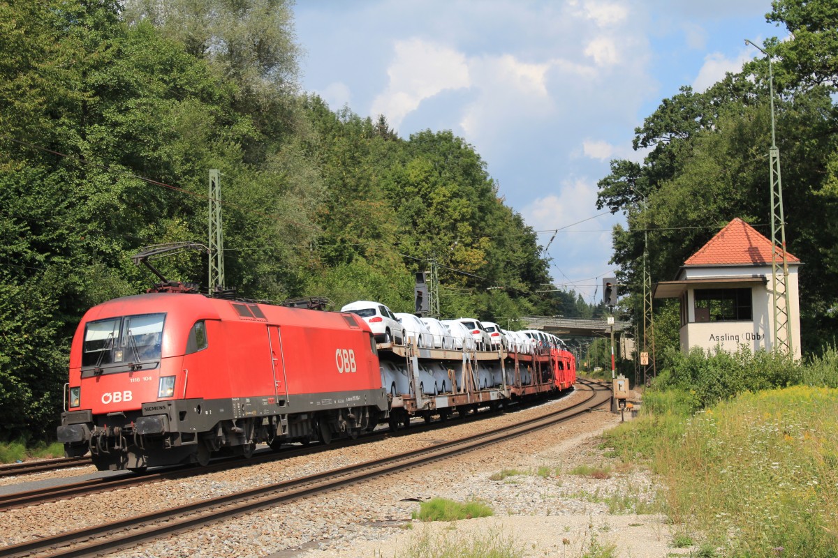 1116 104-1 mit einem Autozug am 14. August 2013 im Bahnhof von Assling.