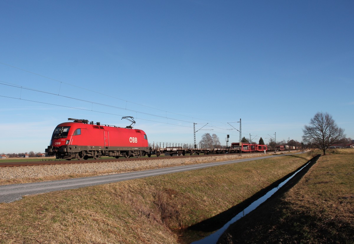 1116 104-1 mit einem gemischten Gterzug aus Salzburg kommend am 28. Dezember 2015 bei bersee am Chiemsee.