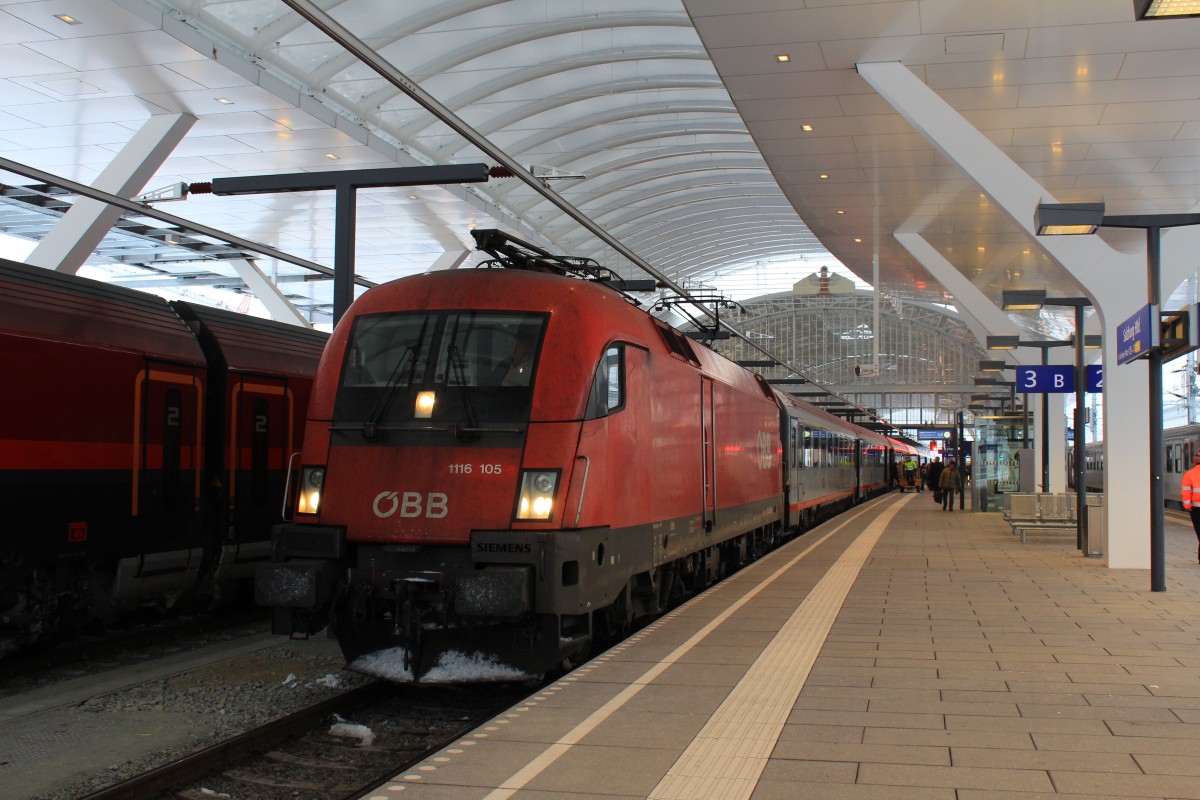 1116 105-8 steht am 8. Dezember 2012 abfahrbereit im Salzburger Bahnhof.