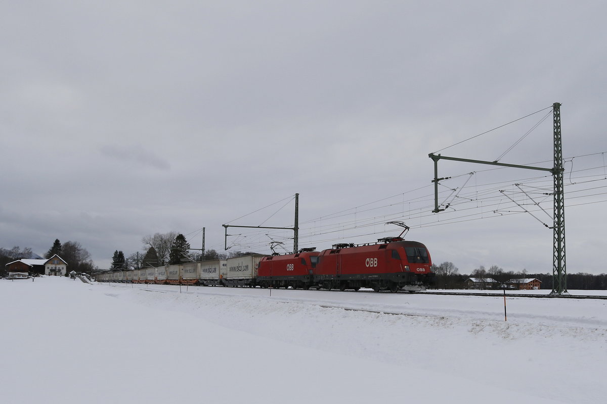 1116 109 und 1116 129 waren am 12. Januar 2019 mit dem  Ekol-Zug  bei bersee am Chiemsee in Richtung Salzburg unterwegs.