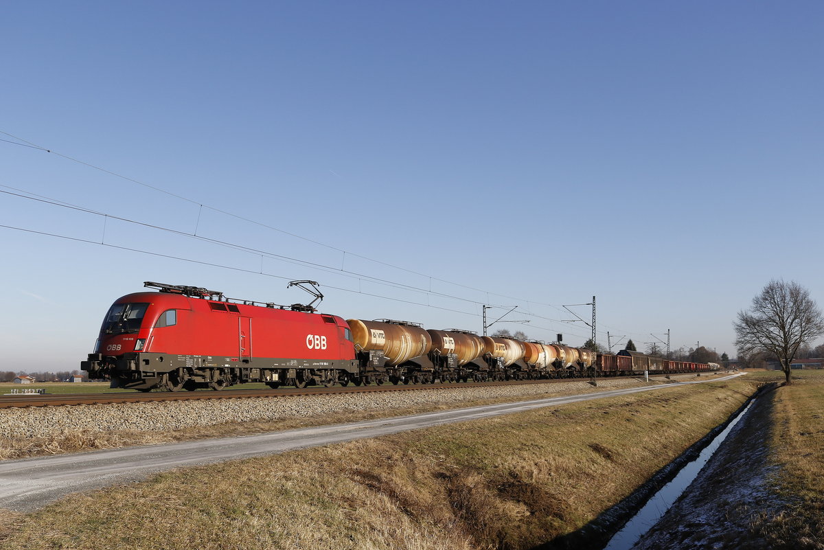 1116 109 mit einem gemischten Gterzug aus Salzburg kommend am 2. Januar 2017 bei bersee.