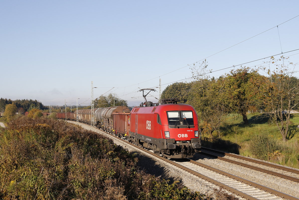 1116 113 war mit einem gemischten Gterzug am 10. Oktober bei Grabensttt in Richtung Salzburg unterwegs.