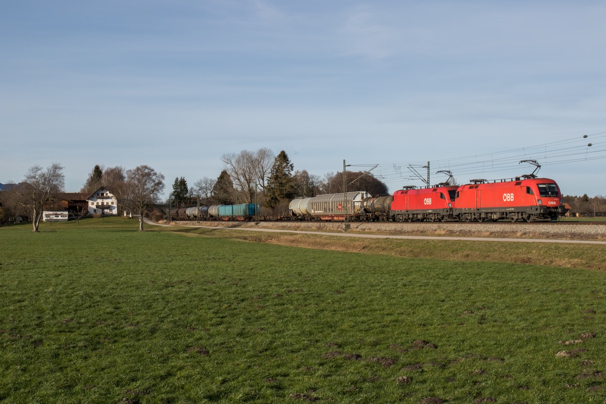 1116 116-5 und 1016 027-5 waren am 6. Februar 2016 mit einem gemischten Gterzug bei bersee in Richtung Salzburg unterwegs.