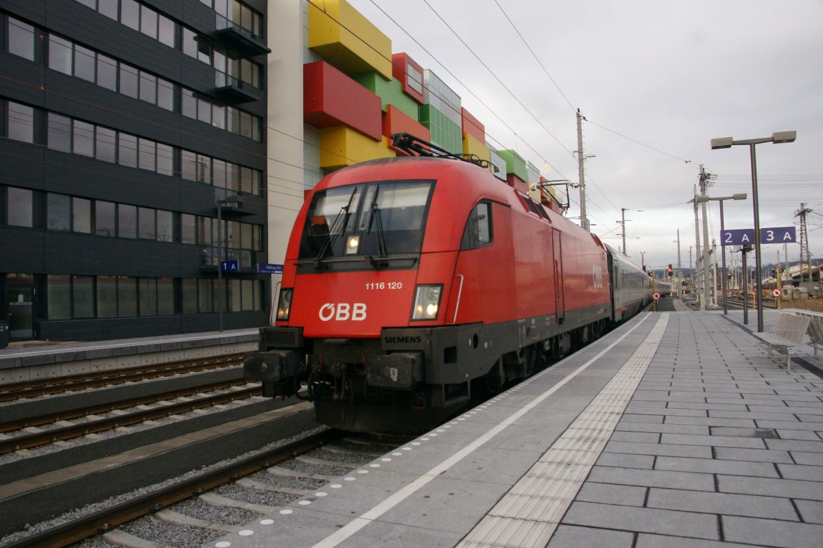 1116 120-7 bei der Einfahrt in den Salzburger Hauptbahnhof am 11. Dezember 2011.