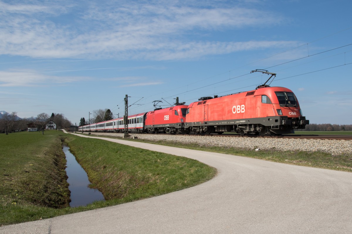 1116 122-3 und 1016 049-9 waren am 8. April 2015 bei bersee in Richtung Salzburg unterwegs.