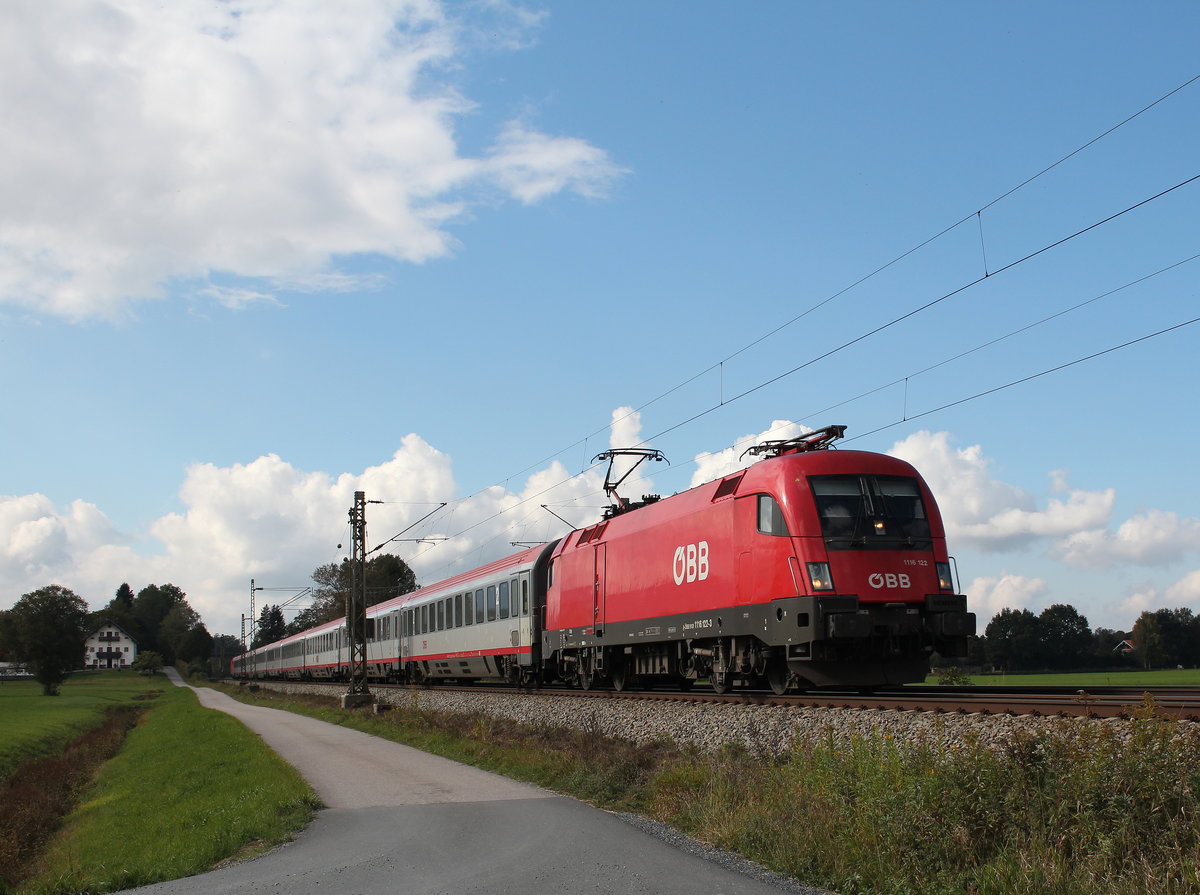 1116 122-3 war am 9. Oktober 2016 bei bersee am Chiemsee in Richtung Salzburg unterwegs.