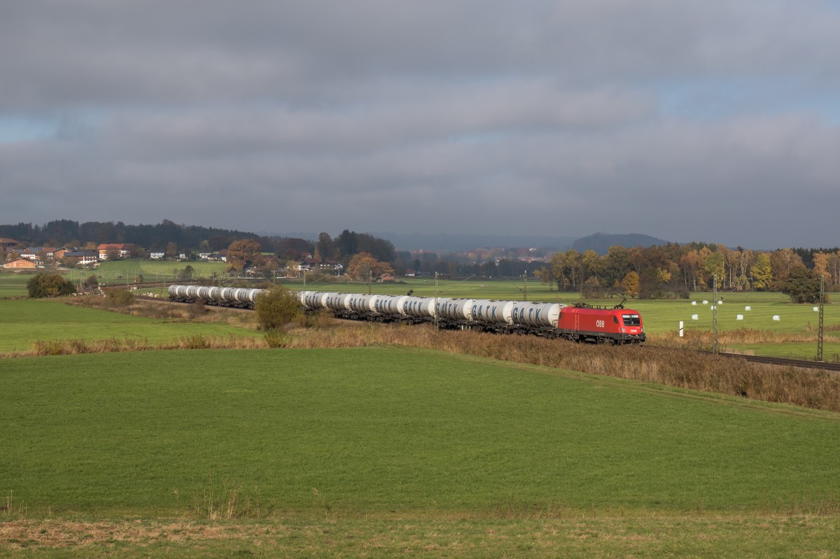 1116 125 mit einem  GATX-Kesselwagenzug  aus Mnchen kommend am 31. Oktober 2015 bei Bernau am Chiemsee.