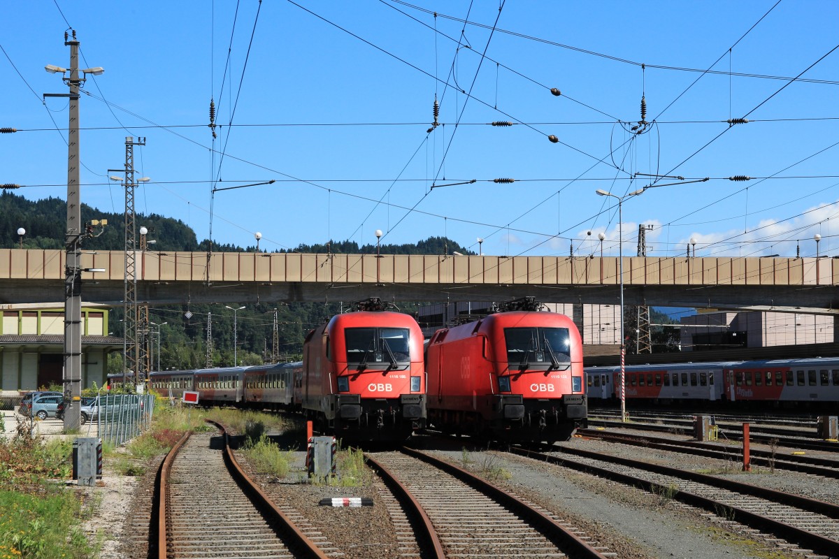 1116 128-8 und 1116 185 warten am 17. August 2014 im Bahnhof von Kufstein/Tirol auf ihren nchsten Einsatz.