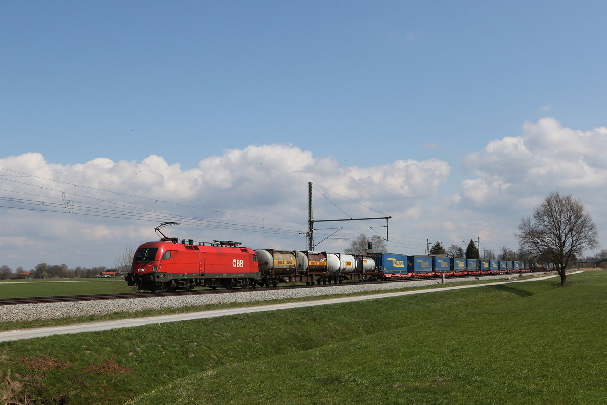 1116 131 mit dem  WALTER-Zug  aus Salzburg kommend am 16. April 2021 bei bersee am Chiemsee.