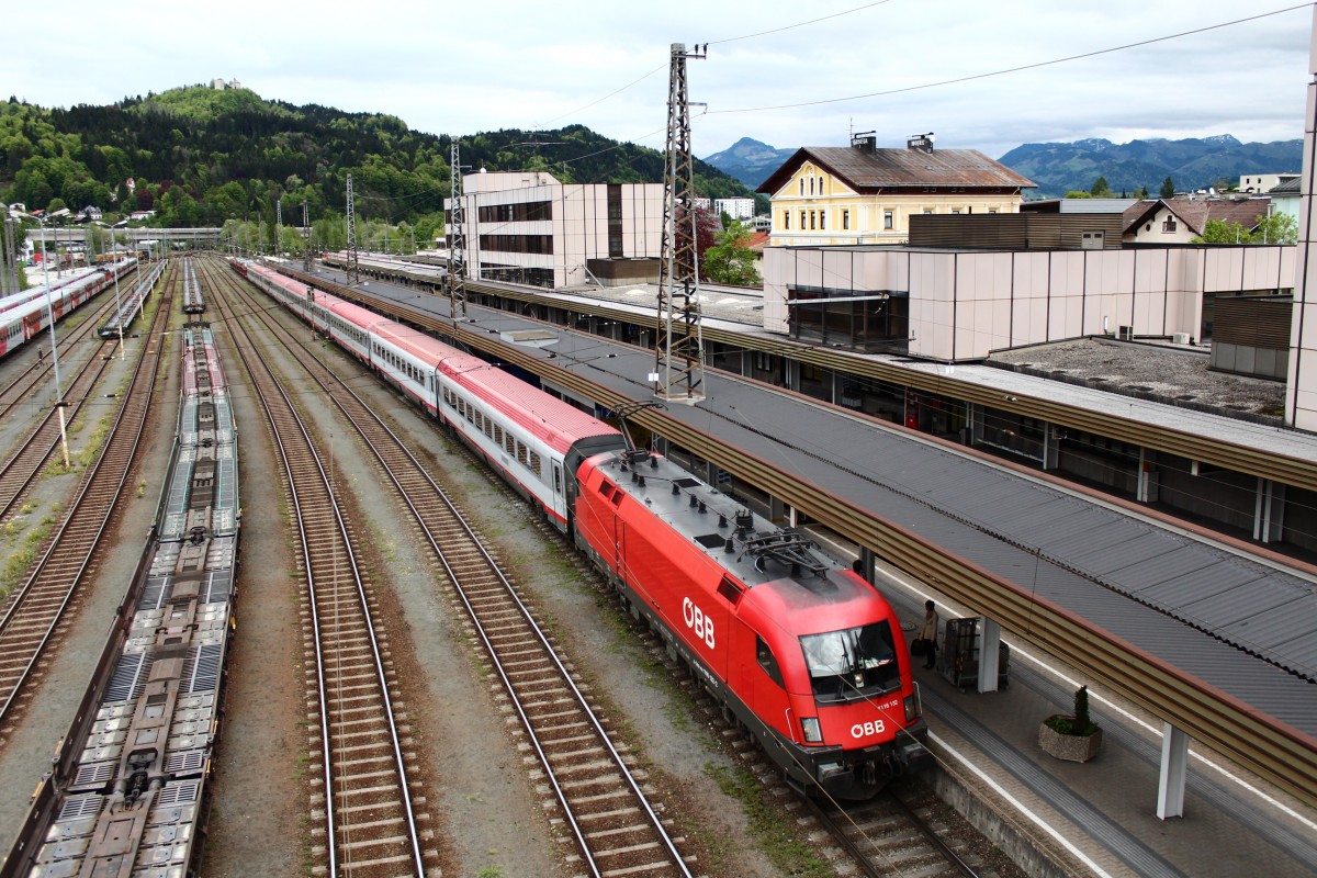 1116 132-2 am 6. Mai 2012 im Bahnhof von Kufstein/Tirol.