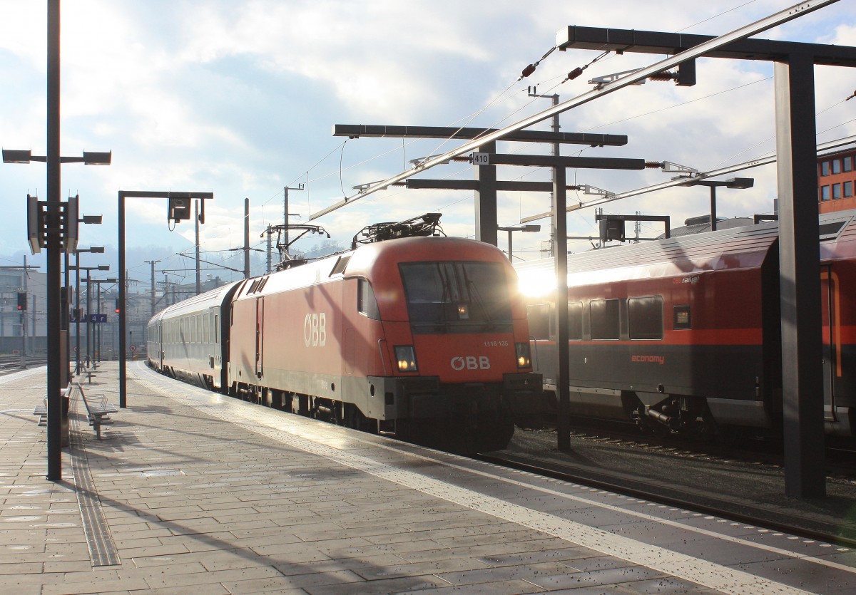 1116 135-3 bei der Einfahrt in den Salzburger Hauptbahnhof am 30. November 2013.
