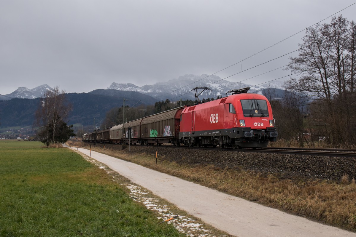 1116 136-3 aus Salzburg kommend am 5. Januar 2016 bei Prien am Chiemsee.