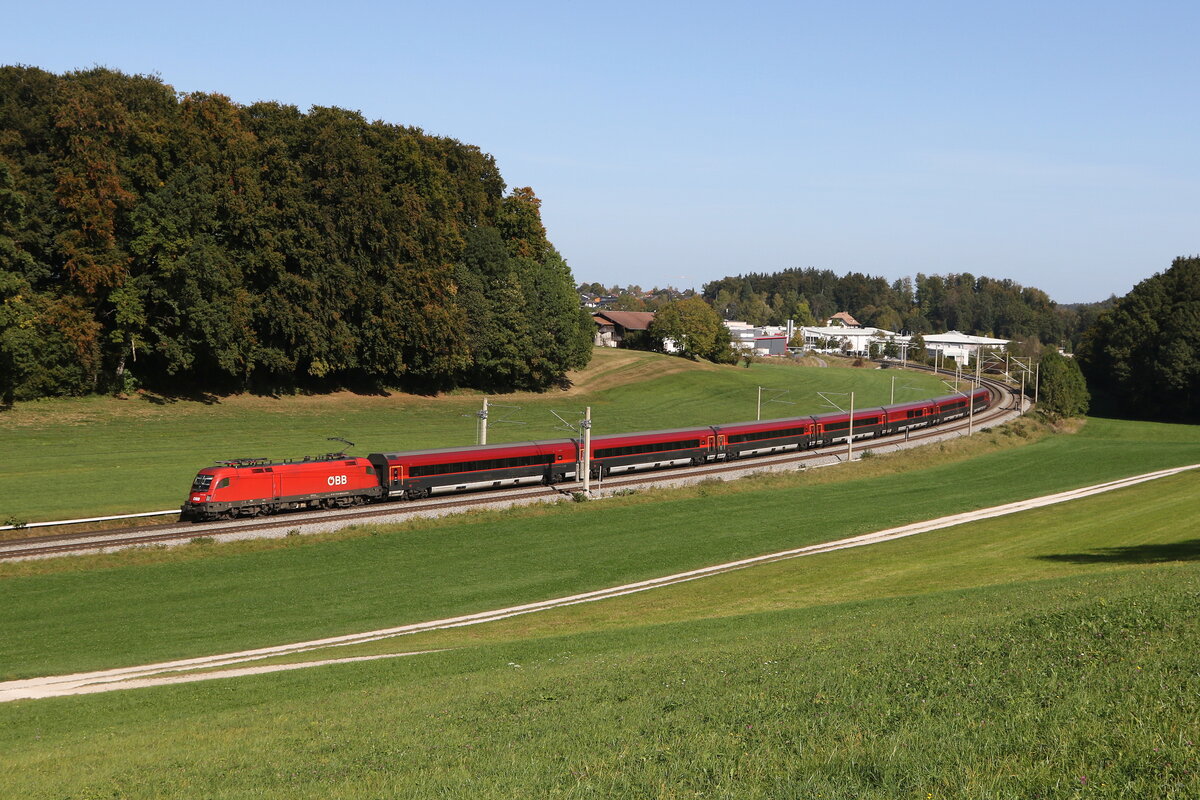 1116 138 aus Salzburg kommend am 11. Oktober 2023 bei Axdorf.