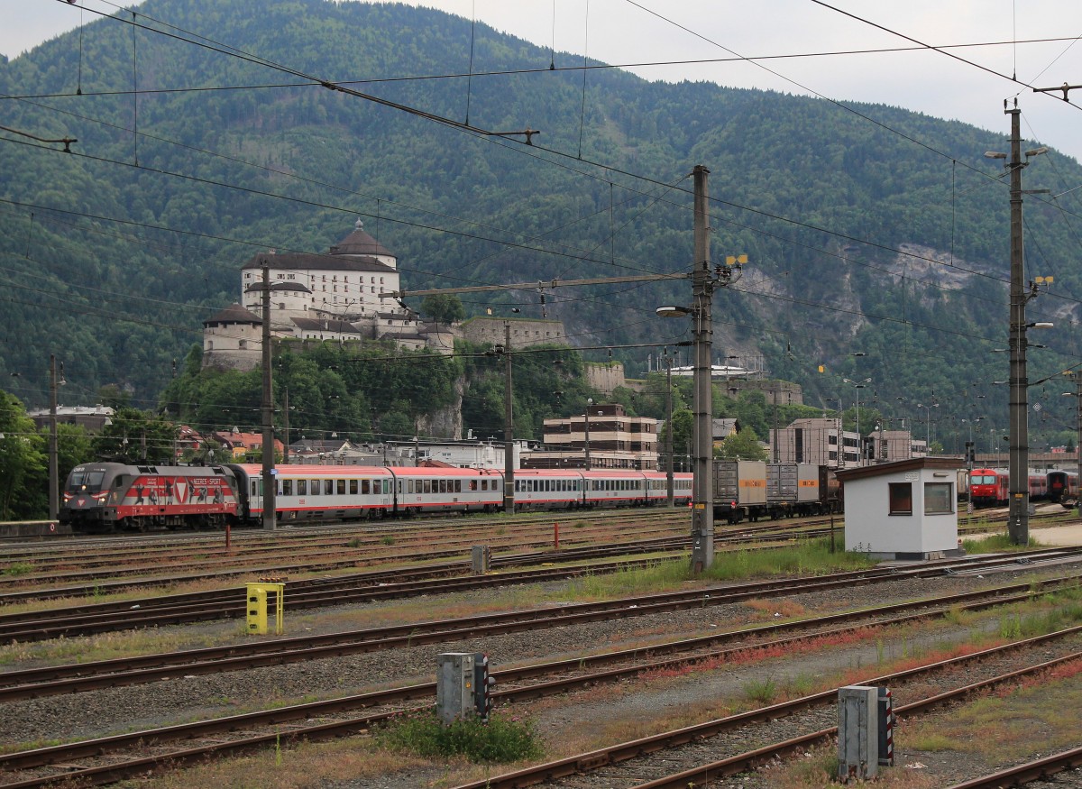 1116 138 bei der Ausfahrt aus dem Kufsteiner Bahnhof am 24. Mai 2014.