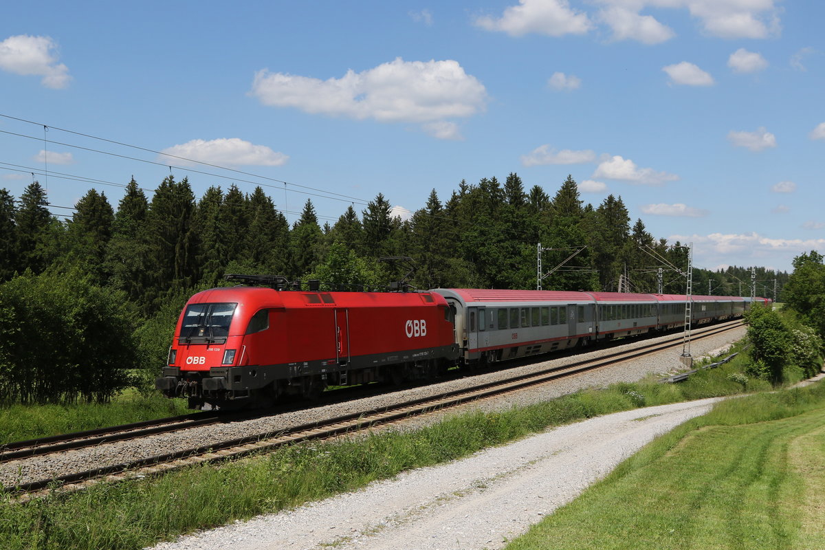1116 139 mit dem  EC 213  aus Salzburg kommend am 2. Juni 2020 bei Grabensttt im Chiemgau.