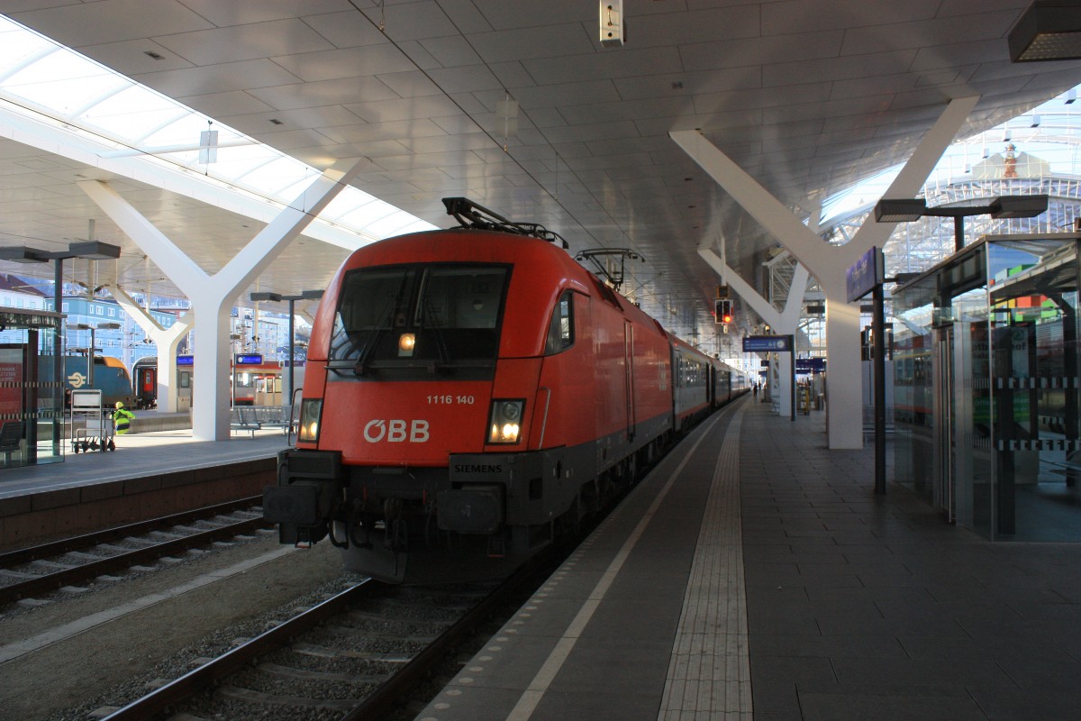 1116 140-3 steht am 20. Mrz 2014 abfahrbereit im Salzburger Hauptbahnhof.