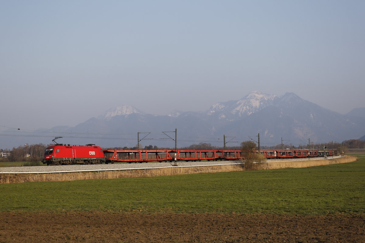 1116 140 mit einem leeren Autozug aus Salzburg kommend am 1. April 2019 bei Bernau am Chiemsee.