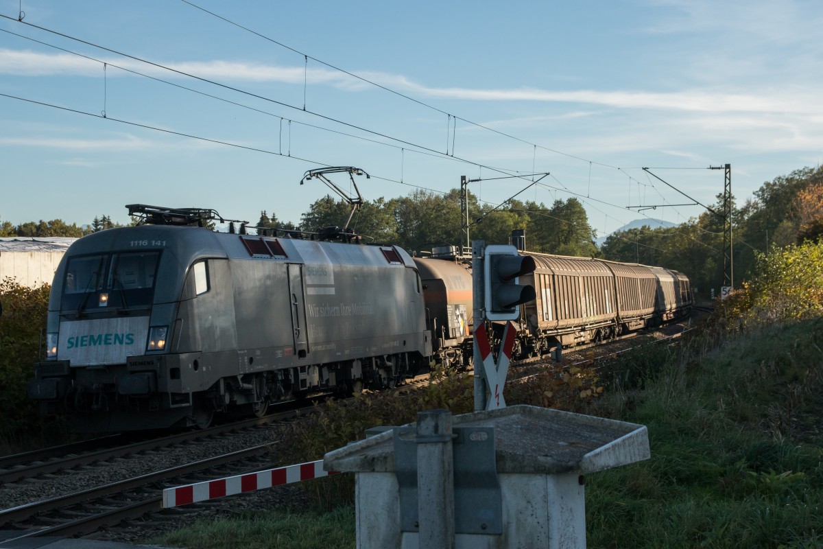 1116 141-3 der  Siemens -Taurus mit einem gemischten Gterzug am 24. Oktober 2015 bei Vogl.