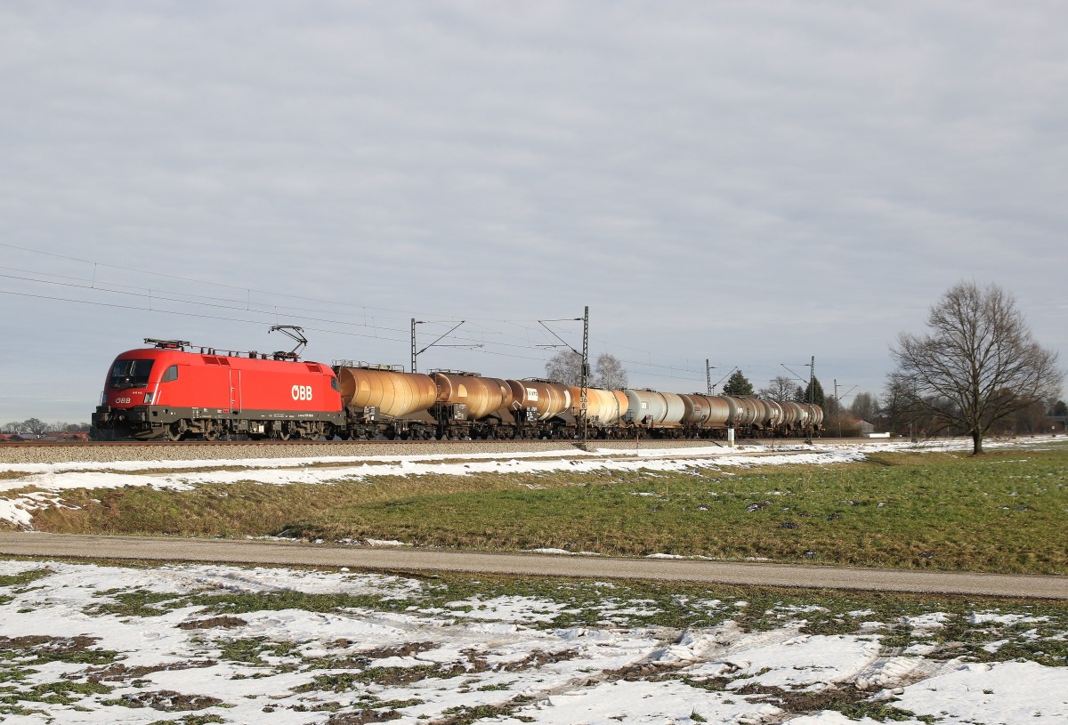 1116 142-9 mit einem Kesselwagenzug am 6. Januar 2015 bei bersee am Chiemsee.