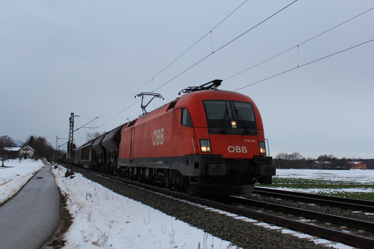 1116 144-5 mit einem gemischten Gterzug auf dem Weg nach Salzburg. Aufgenommen am 15. Dezember 2012 bei bersee.