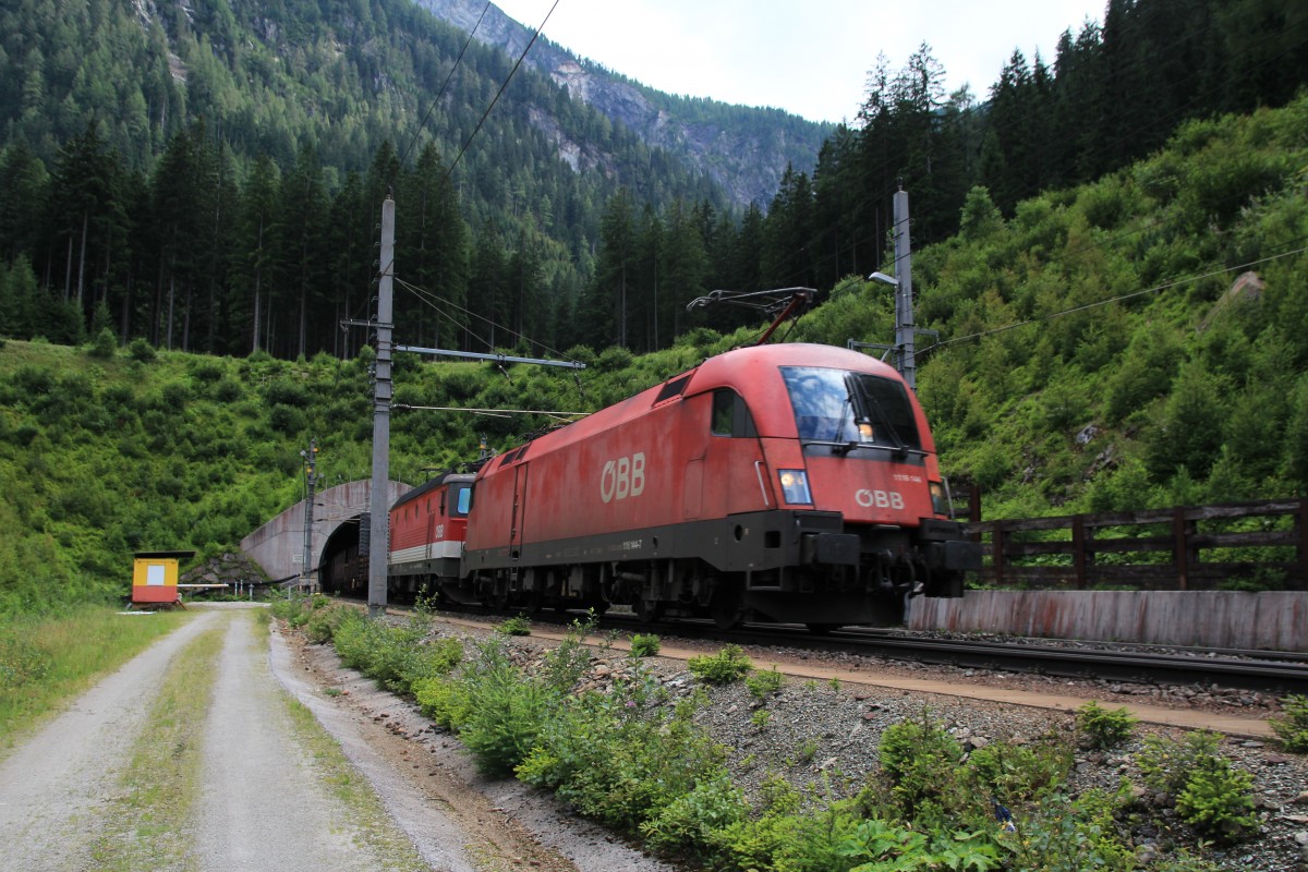 1116 144-5 nach der Ausfahrt aus den Tauern-Tunnel bei Bckstein am 6. August 2014.